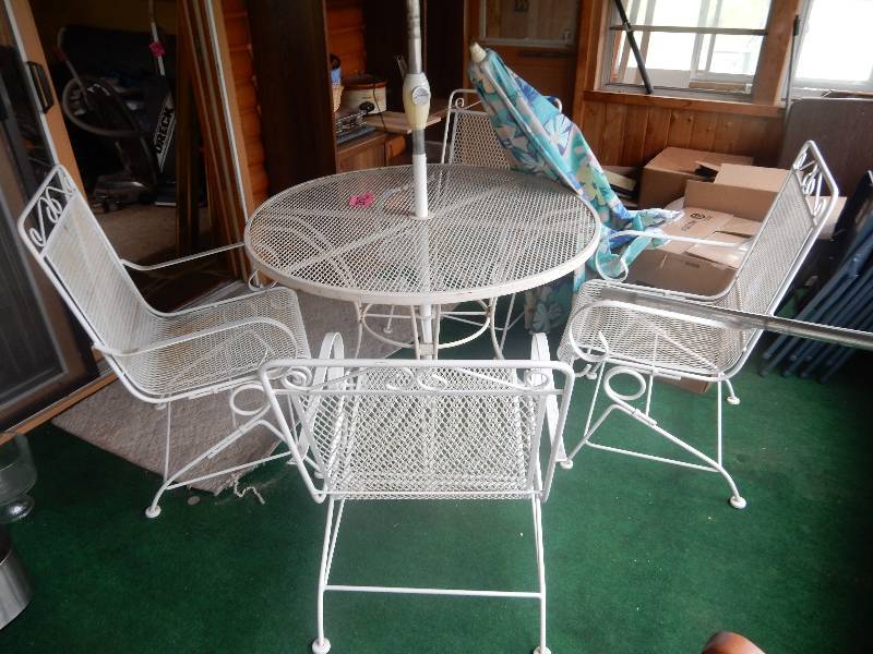 lot 242 image: Mesh metal round table with 4 rocking mesh metal chairs.. 2 Umbrellas