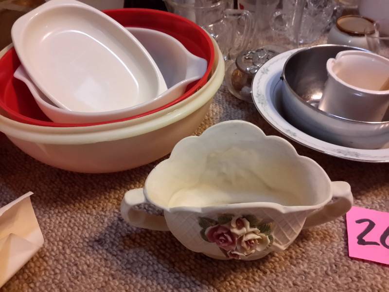 lot 264 image: Misc. Bowls, Dishes and cooking items as shown