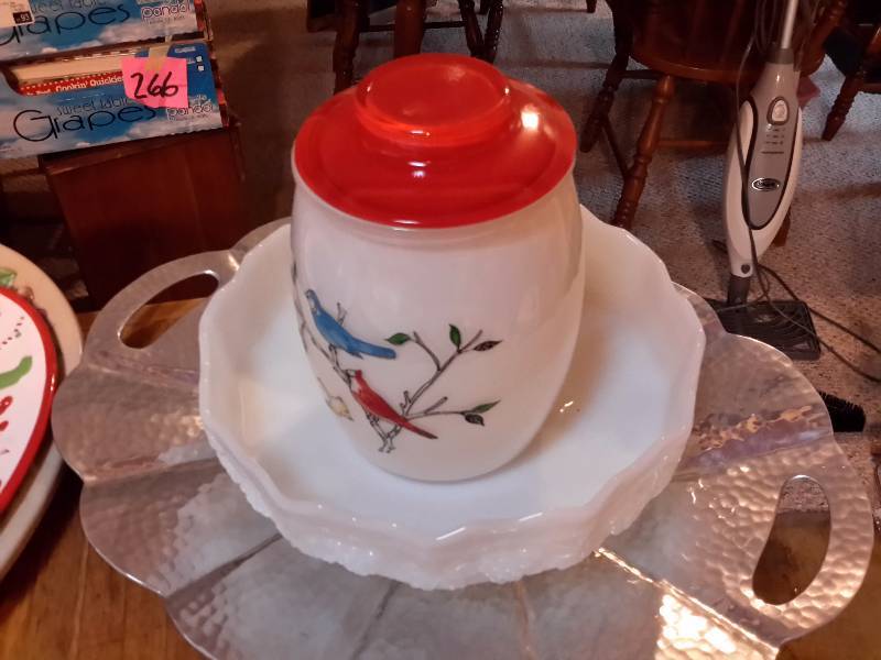 lot 263 image: Misc. platters and pie plates as shown (turkey platter is plastic)