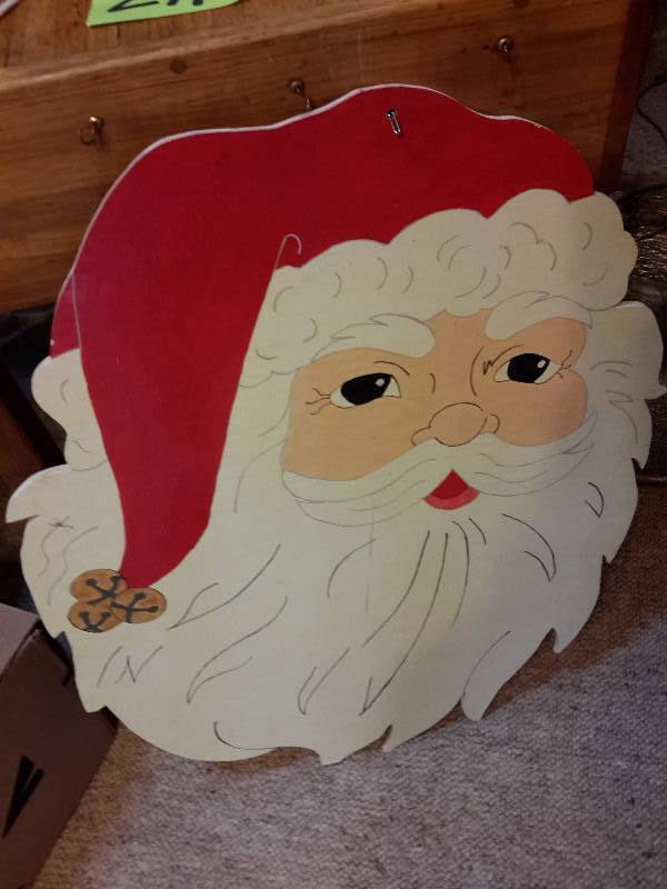 lot 271 image: Christmas items as shown
