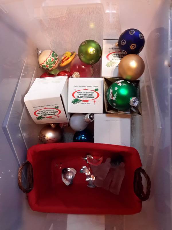 lot 273 image: Christmas items as shown