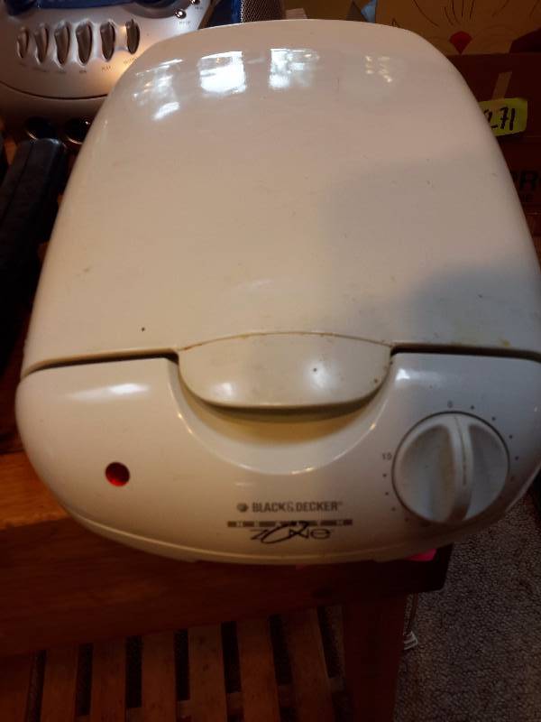 lot 275 image: Air Cleaner, Frying pan, Table top grill, Small boom box.. All untested