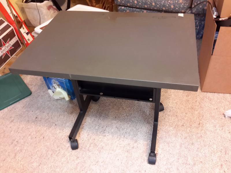 lot 277 image: Nice work table.. 36in x 24in x 30 in h.. Top needs some attention.. Probably would clean up with some good cleaner.