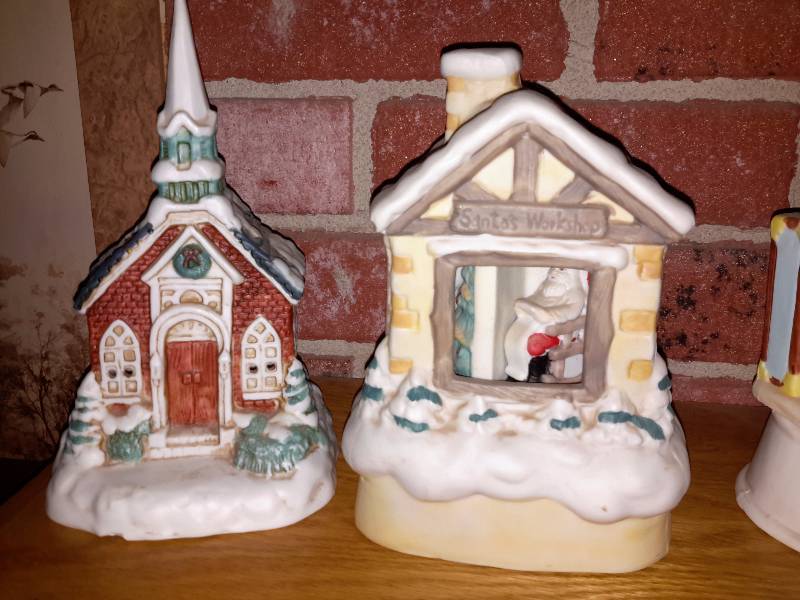 lot 261 image: 5 music boxes as shown.. Nice shape and they all work