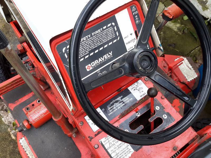 lot 2A image: Gravely, Riding Lawn Mower.. 8 Horse power.. 36 in deck with 2 blades