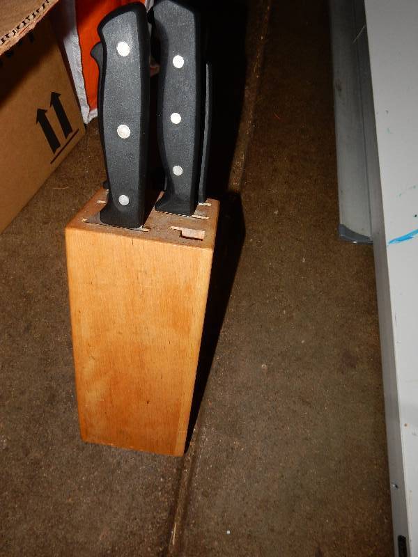 lot 39O image: 400 styrofoam coffee cups.. 100 plastic 12 oz cups.. Farberware, knives and block (1 knife missing).