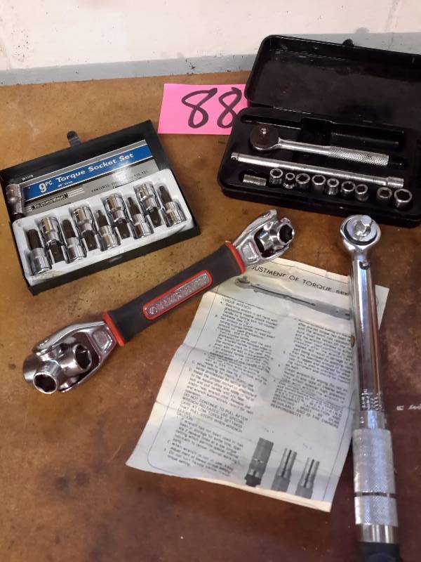 lot 88 image: 9 pc torque Socket set  Torque Wrench, Multi socket wrench all in one small socket set.