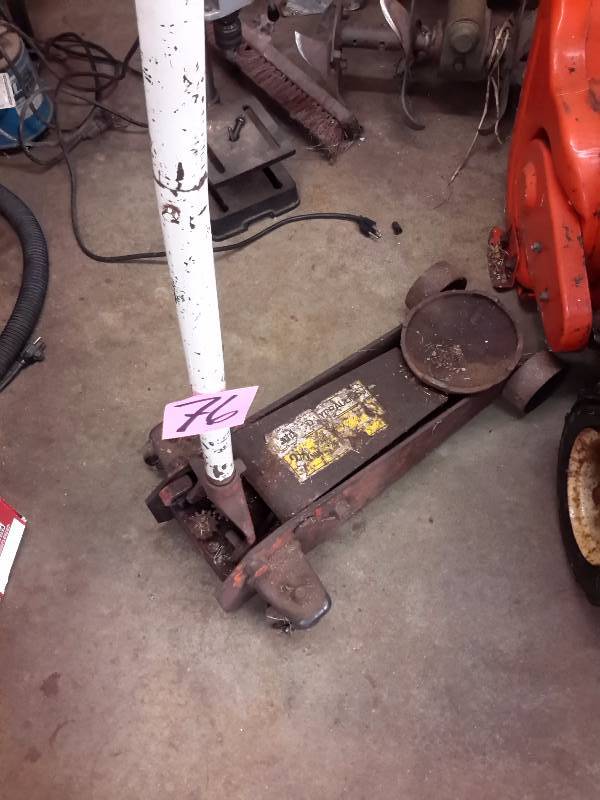 lot 76 image: 2 14 ton Floor Jack