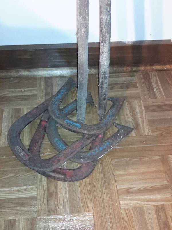 lot 304 image: Horseshoe Set..