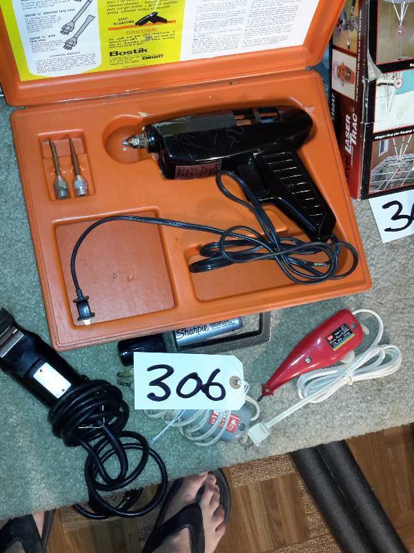 lot 306 image: Electric Glue Gun, 3 Electric Engravers