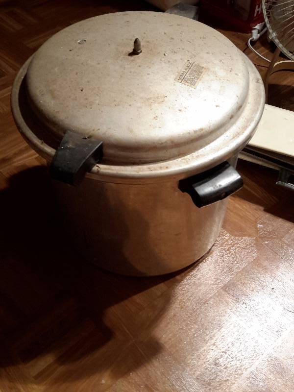 lot 312 image: 2 Fans, LARGE Pressure Cooker, Retractable clothes line