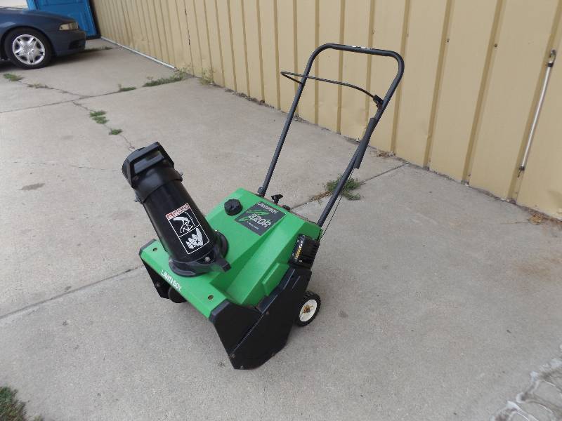 lot 2 image: LawnBoy Snow Thrower 320R