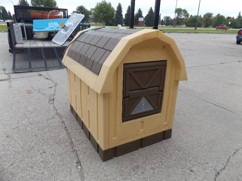 lot 10 image: Insulated Dog Palace