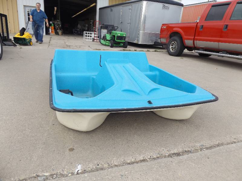lot 14 image: Paddle Boat