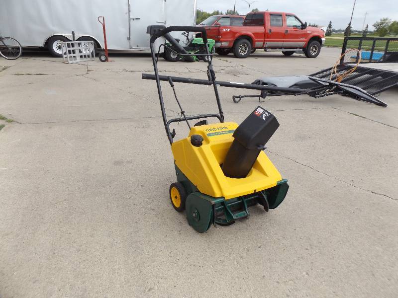 lot 16 image: Yardman Snow Thrower