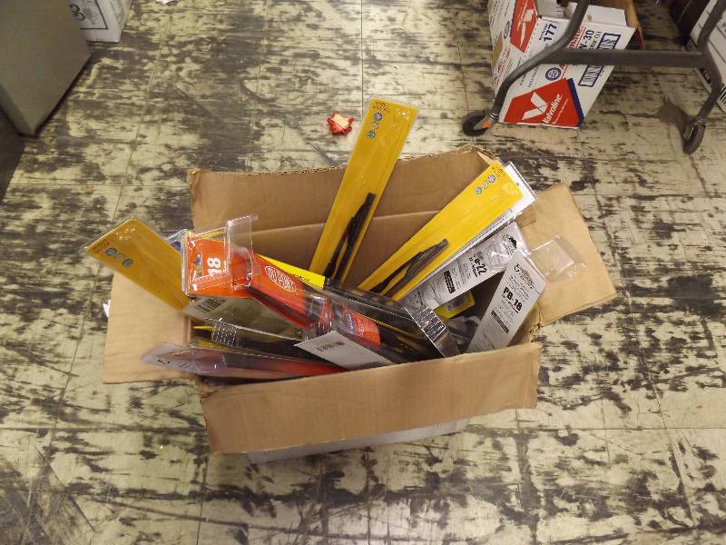 lot 620 image: Windshield wiper blades, various sizes