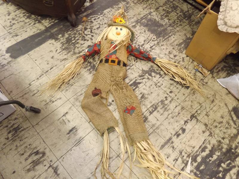 lot 638 image: Yard Art Scarecrow