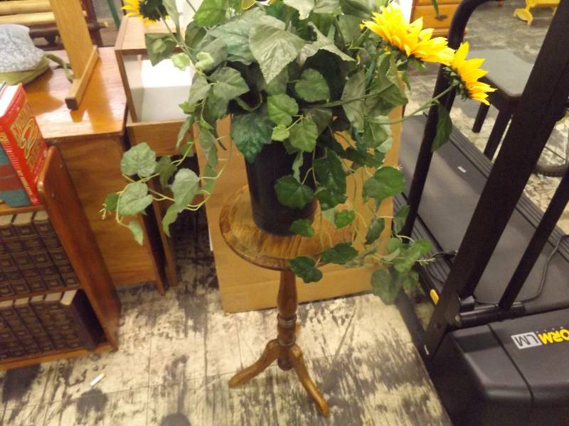 lot 647 image: Plantstand with artificial plant