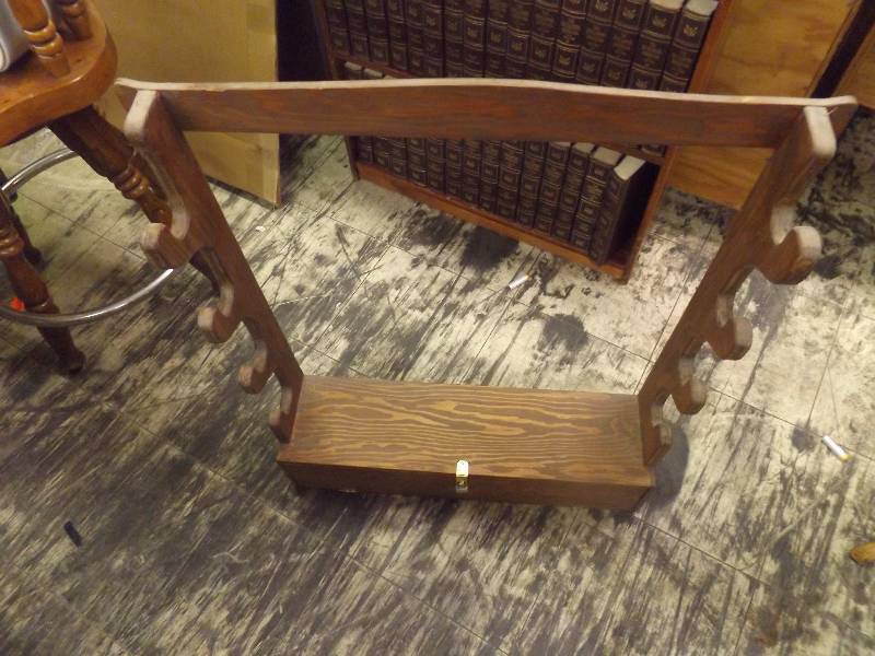 lot 648 image: Wooden gun Rack