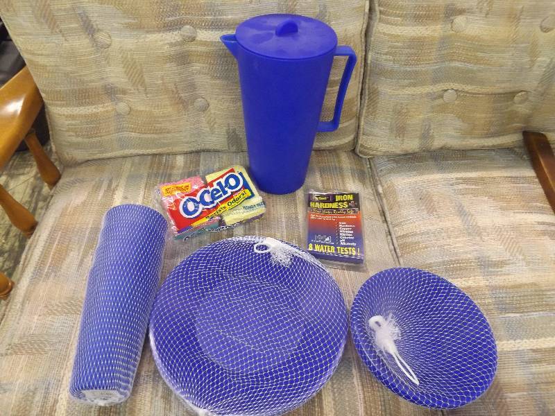 lot 651 image: Set of purple plastic dishes, great for camping. Sponges