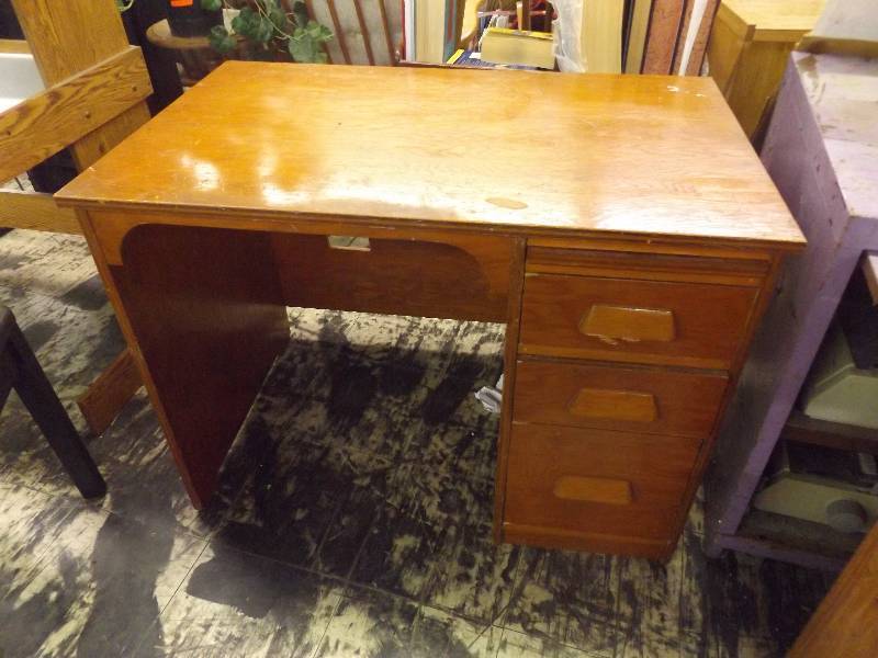 lot 659 image: Small Wooden Desk, 3 drawers