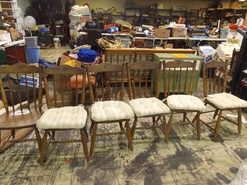 lot 663 image: Set of 6 dining room chairs, 5 have cushions