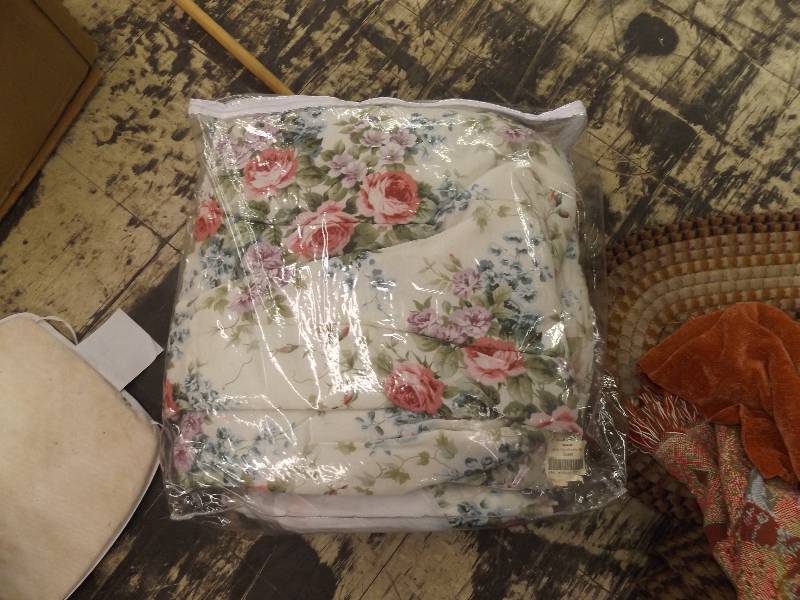 lot 669 image: Queen size comforter