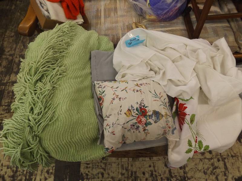 lot 672 image: Linens and pillows