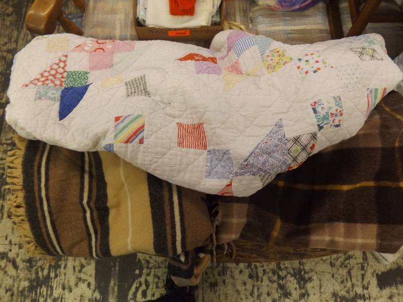 lot 673 image: Linens and quilt