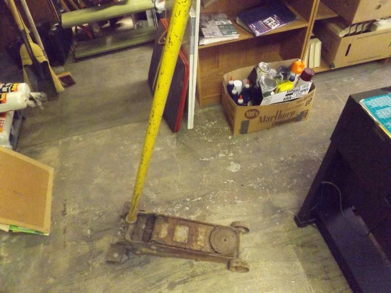 lot 678 image: Floor Jack