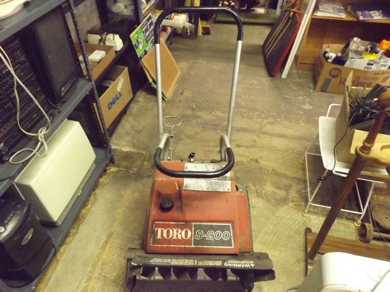 lot 682 image: Toro S200 Snow Thrower