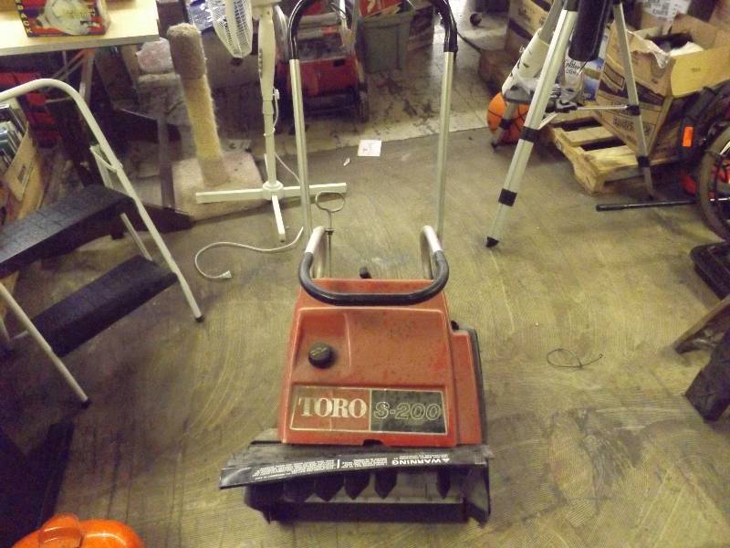 lot 683 image: Toro S200 Snow Thrower