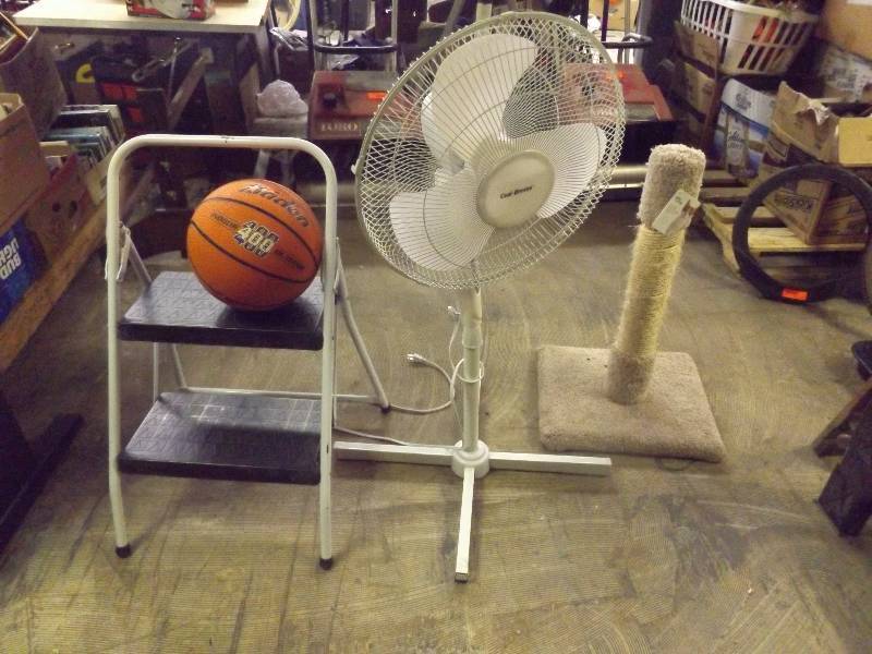 lot 685 image: Step stool, floor fan, basketball, scratching post for cats
