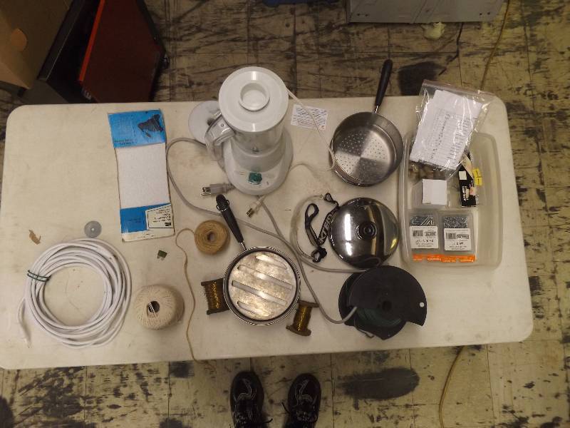 lot 694 image: Misc household items