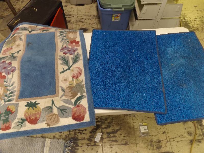 lot 695 image: Rugs, several sizes & shapes