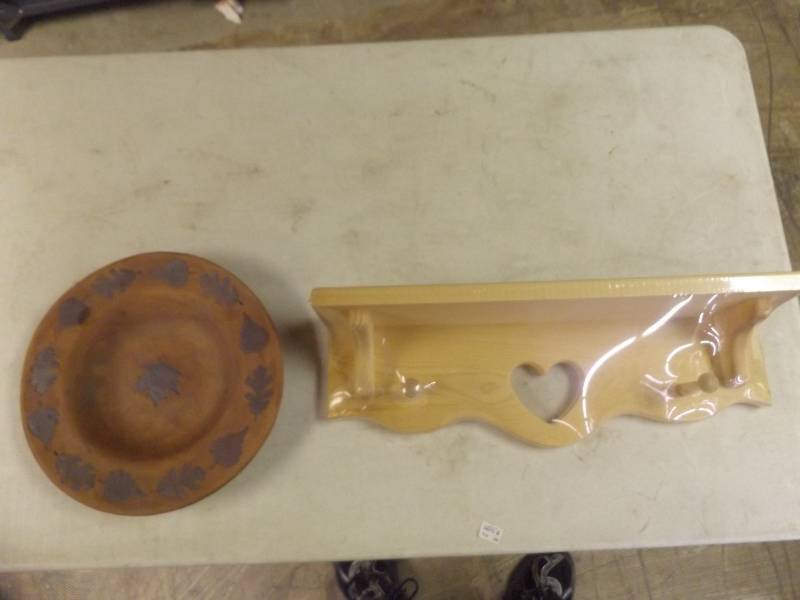 lot 721 image: Wood shelf and leaf pattern bowl