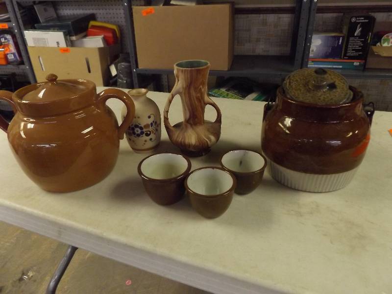 lot 722 image: Bean Pots, vase and cups