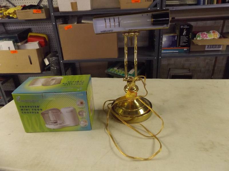 lot 723 image: Desk lamp and mini food chopper