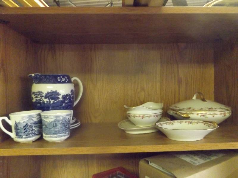 lot 732 image: Decorative dishes