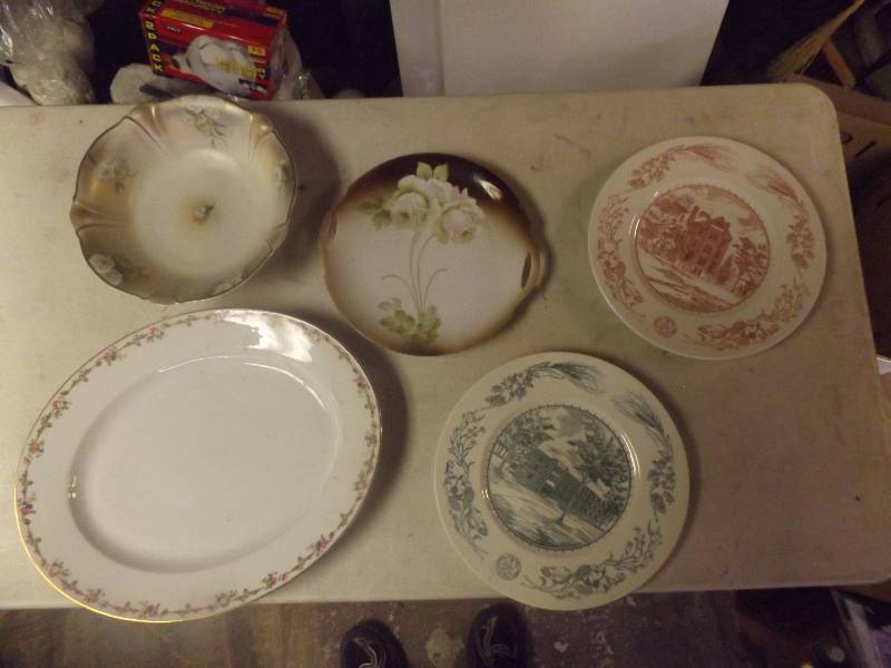 lot 738 image: Decorative plates
