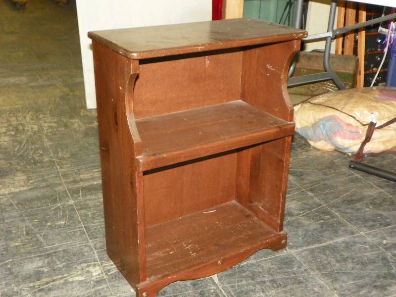 lot 754 image: Small wood book shelf
