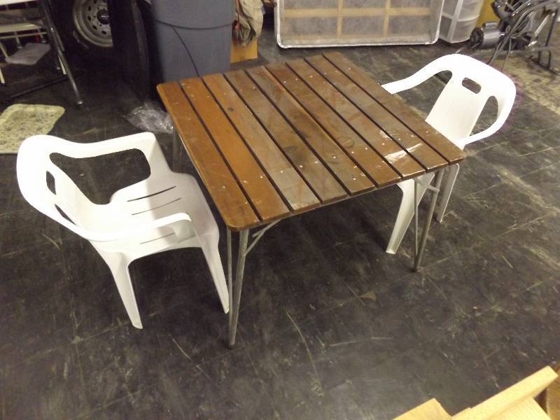 lot 760 image: outdoor table with 2 plastic lawn chairs