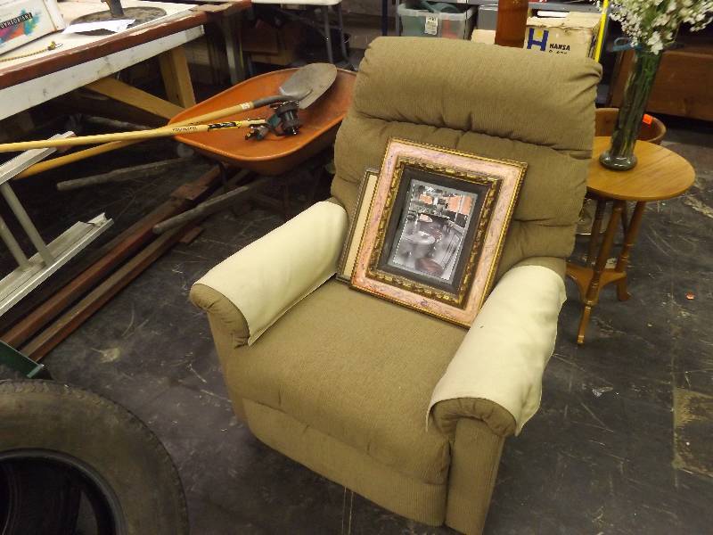 lot 763 image: Recliner and 2 pictures