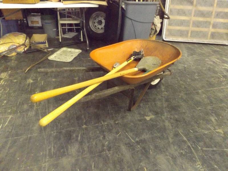 lot 770 image: Wheelbarrow, shovel, hand spade and dirt buster
