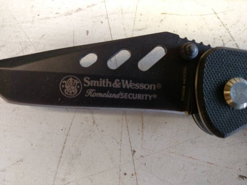 lot 170 image: Smith & Wesson CK8H Lock Blade Knif...