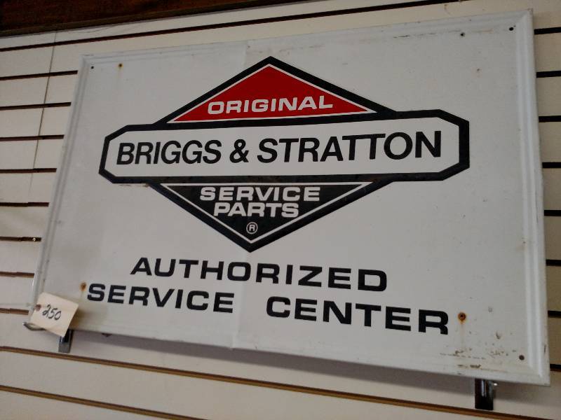 lot 250 image: Vintage Briggs & Stratton Tin Sign,...