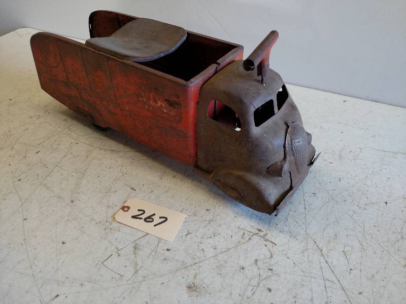 lot 267 image: Vintage Ride-On Truck, Steers & Wor...