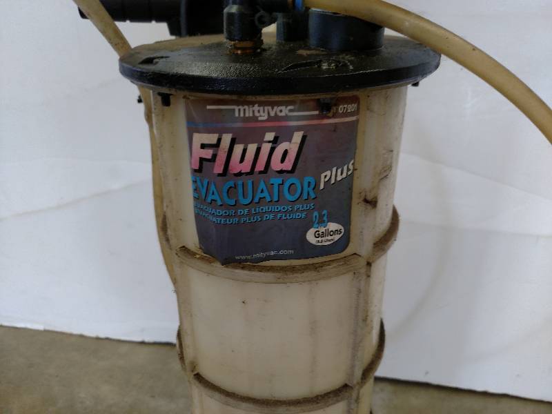 lot 17 image: MityVac Fluid Evacuator Plus, 2.3 G...