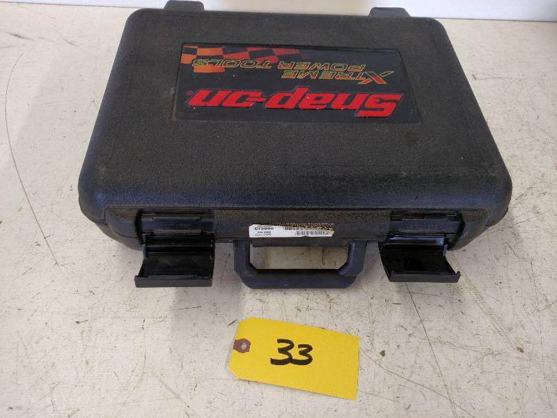 lot 33 image: Snap-On 12 Cordless Impact & Flas...