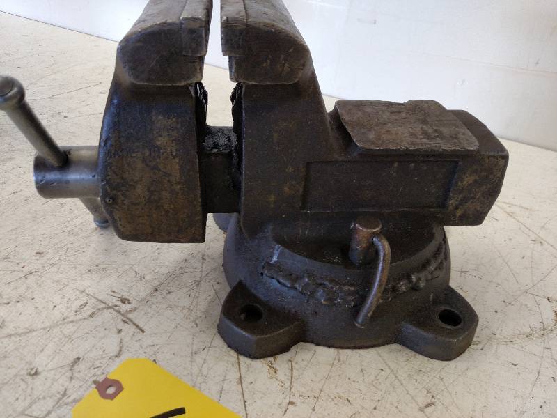 lot 60 image: 5 Vise...